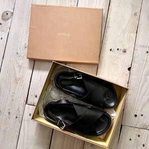 Alohas Marshmallow Sandals in black (US 8.5, UK 6, EUR 39)